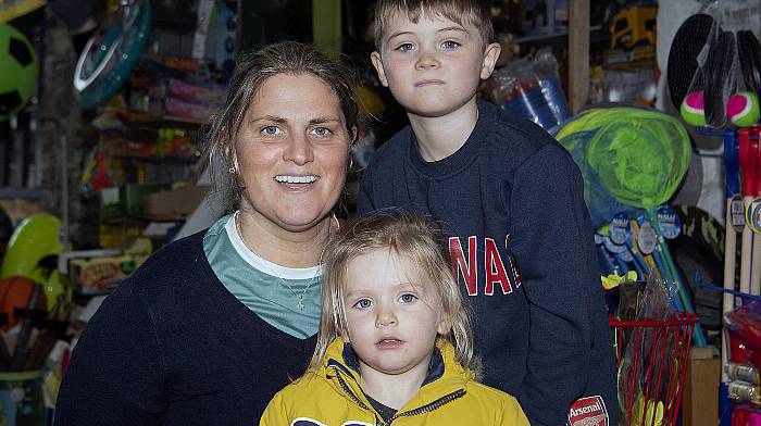 Charlie Whyte with her children Polly and Fred in Spiller’s Lane, Clonakilty.  The children were visiting their ancestral home in Reenascreena.   (Photo: Martin Walsh)