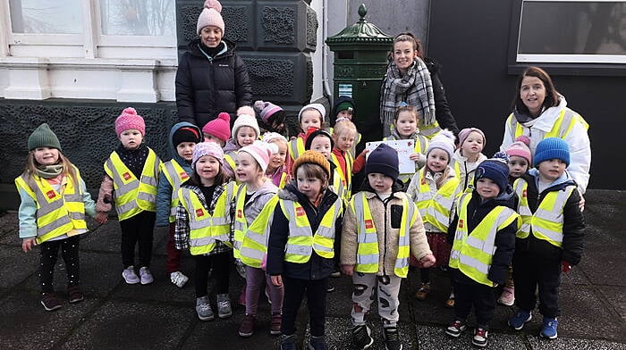 Naíonra Phobail an Sciobairín senior room pupils posted their letter to Santa on their way to the Skibbereen Library last week.