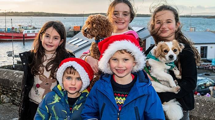 Santa made an appearance in Baltimore today, to coincide with the Christmas lights turn on. Enjoying the event were: Ally & Rian Hodnett, Skibbereen; Ellen Collins from Baltimore with 'Teddy'; Olan Hodnett, Skibbereen and Meabh Collins, Baltimore with 'Seami'.  (Photo: Andy GIbson)