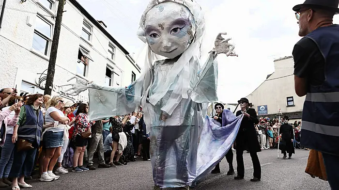 Crowds of spectators lined the streets to enjoy the parade during the Ballydehob Jazz Festival. (Photo: Carlos Benlayo)