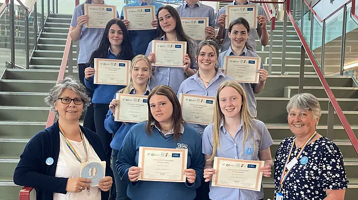 Transition Year students at Coláiste Pobail Bheanntraí, with course tutors Sarah Cairns and Vanessa Bradbury, after completing their Dementia Awareness Training. Twenty Five TY students have now completed the training as part of the steps to make Bantry a Dementia Inclusive community. Similar training, designed to help participants better understand and communicate with people living with dementia, will be available in the autumn to community groups, businesses and members of the public. Front: Nicol Lenczuk and Riona Harrington. Second row: Valerija Buseveca and Leah Barry. Third row: Maggie Cronin, Mary Fox and Amy Coughlan. Back: Ella Foley, Darragh Dullea, Darragh O’Shea and Fionn Goggin.