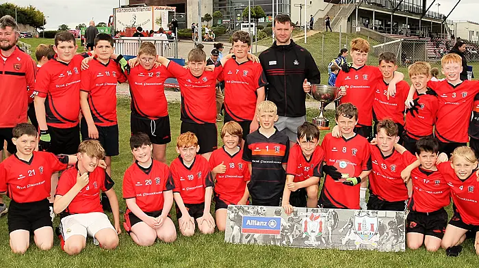 Roinn 5 Boys winners Scoil Fhionnbarra, Béal Átha’n Ghaorthaidh receive the trophy from Cork footballer Maurice Shanley. (Photo: Paddy Feen)