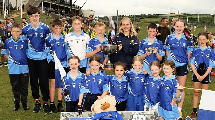 Roinn 8 Mixed winners Dreeny NS receive the trophy from Cork footballer Laura O'Mahony. (Photo: Paddy Feen)