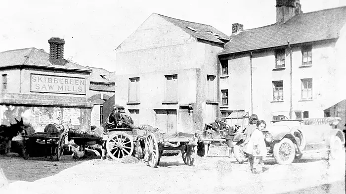 Levis’ Quay in Skibbereen in 1933. the open-top
sports tourer car on the right of the image was owned by Sir Julian Huxley
and his wife.  e car was nicknamed ‘Alexander the Great’ and had no
fewer than 10 horns. Huxley was conducting marine research in Lough
Hyne at the time. Famously, he was the fi rst director of UNESCO and a
founding member of the World Wildlife Fund.