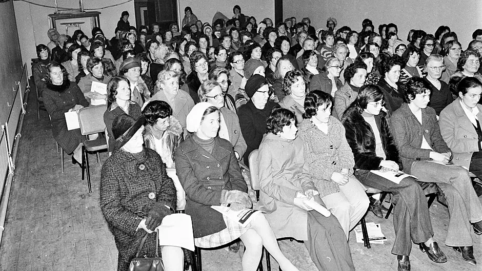 Locals enjoying the ESB cook electric demo that was held at the Bantry Bay Hotel, 1976.   (Photo: Ian Vickery)