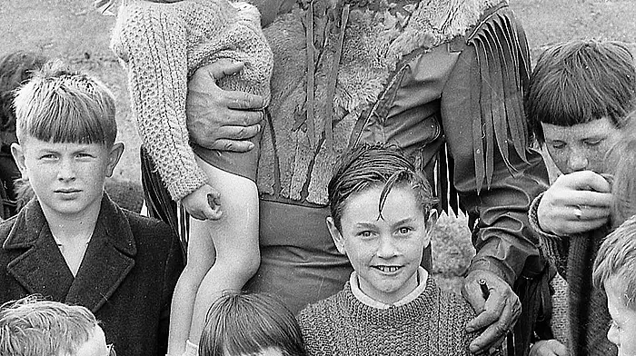 Bill Williams who played the character Kit Carson of the American TV series ‘The Adventures of Kit Carson’ was invited by the organisers of the Festival of West Cork to appear at the GAA pitches on Saturday July 18th, 1964 where he posed for photos and autographed promotional photos of him as the character Kit Carson. Later that day he repeated the event in the Festival Marquee.