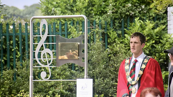 Mayor of Clonakilty Conan O'Donovan admiring the stainless-steel sculpture presented by the Wycherley family to mark the founder of the Clonakilty Twinning Association, their father the late Brawny Wycherley.
