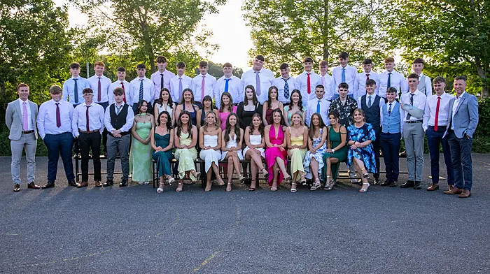 Rang Ardteiste ó Choláiste Ghobnatan le Máistir Ó Creimín, Iníon Ní Ríordáin agus Máistir Ó Duinneacha. Pupils of Coláiste Ghobnatan at their graduation.