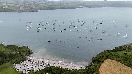 Petition on mussel farm handed to minister at Dáil Éireann Image