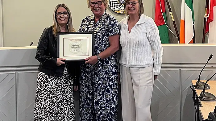 Aishling Minihane, PRO of The Ballinspittle Tidy Towns Group accepting the Award from The Chairman of the Bandon and Kinsale Municipal Council Marie O’ Sullivan and Mary Mc Carthy Ballinspittle Tidy Towns Committee on the right.