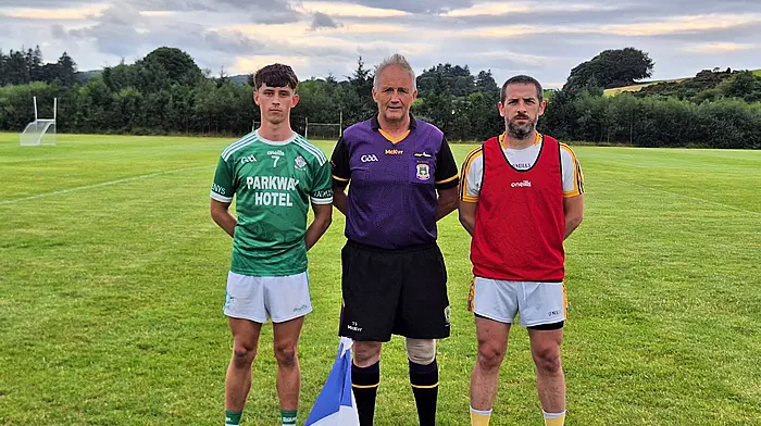 Jack McCarthy (Doheny’s), Tadhg Sheehan (referee) and Cian O’Mahony (Bandon) ahead of the Bandon Co-op Carbery junior B football championship last Sunday evening in Rossmore.