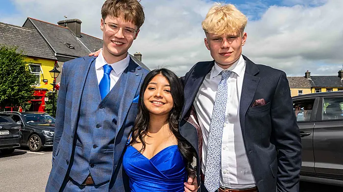 Above: Rosscarbery debutantes Will Sexton, Maribel Forde, and Will Snapes, before they headed to the Rochestown Park Hotel for the evening. Right: Ashling Keane and Adam McCarthy, also of Mount St. Michael School, get ready for the special evening ahead.
(Photos: Andy Gibson)