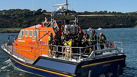 RNLI takes firefighters to Heir Island to tackle blaze putting homes at risk Image