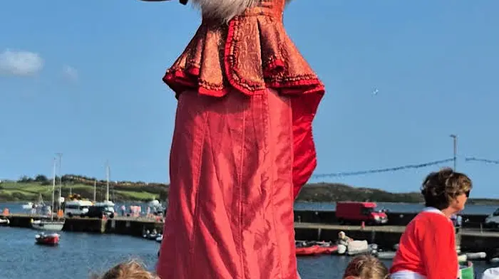 Evie McCarthy and Romy Cleary at the Schull Regatta were thrilled to meet  the world’s tallest lady.