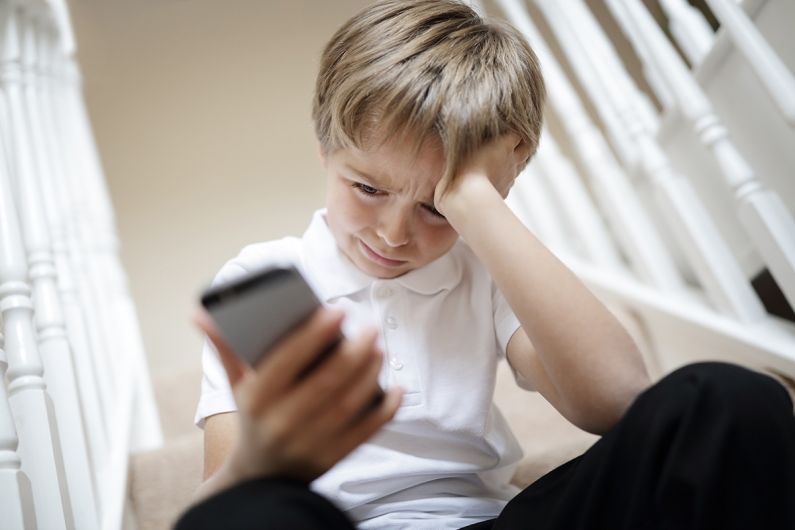 School issues smartphone plea to parents Image