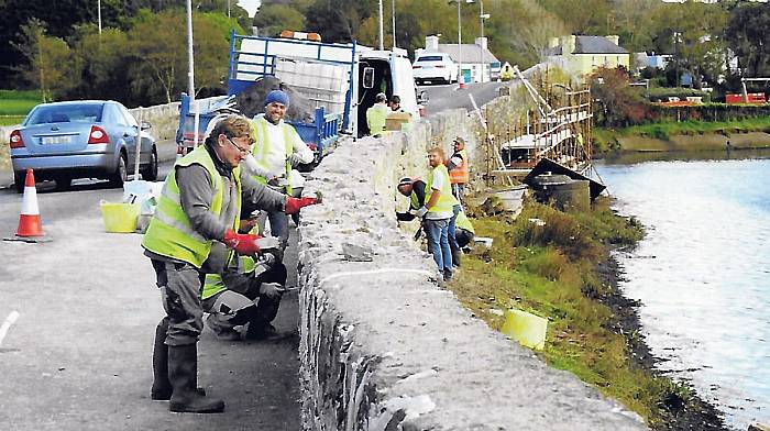 Stonemasons repair three-arch bridge Image