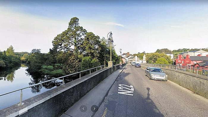 Eir and Airtricity in firing line over lights and potholes on town bridge Image