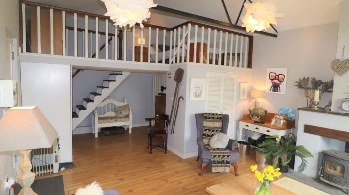 Stoneridge 
Cottage is full
of charm and 
character, with a contemporary touch throughout.