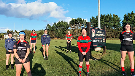 Magnificent seven! Clon girls training with Munster Image