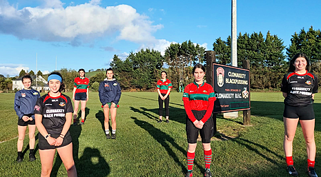 Magnificent seven! Clon girls training with Munster Image