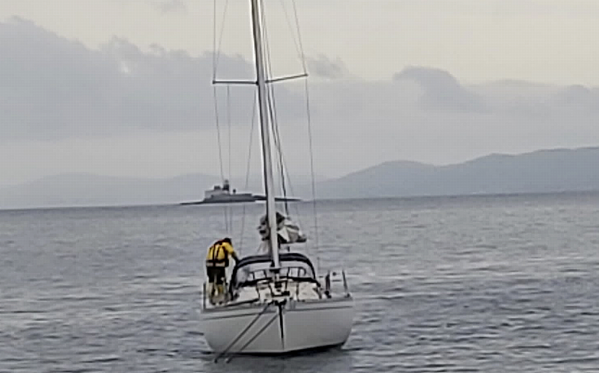 Castletownbere RNLI lifeboat assists injured lone yachtsman Image