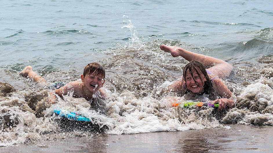 Enjoying the sun at Owenahincha were Donnacha and Elli O’Flynn from Dunmanway. (Photo: Andy Gibson)