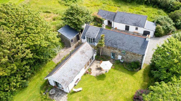 This aerial shot shows off the full potential of the property with its various outbuildings, all of which are in excellent condition and suitable for a whole range of activities.