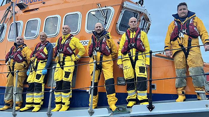 Force Four winds put pleasure boat in peril at Barrel Rock Image