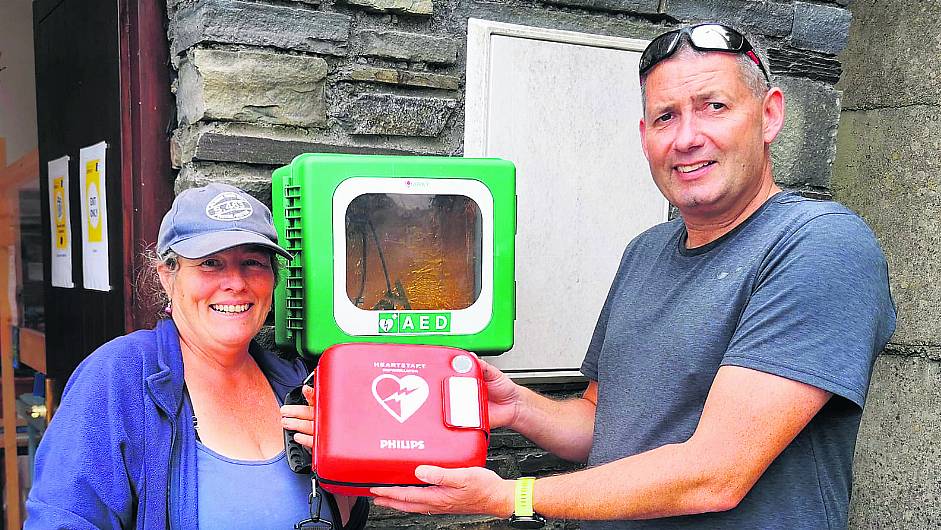 Cape Clear gets a life-saving loan of defibrillator from Limerick group Image