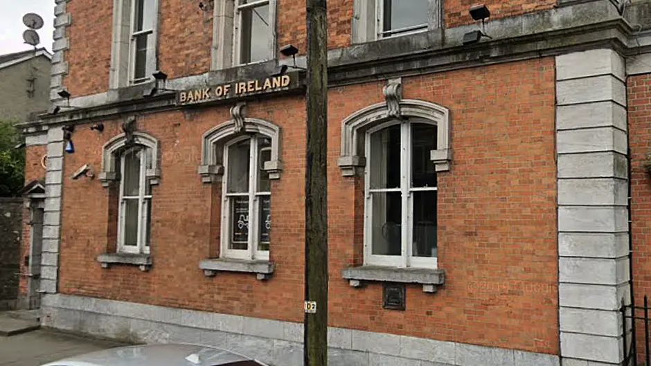 Bank staff handed out cash to thief without ID check Image