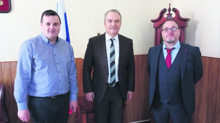Brendan Byrne (left), of the Irish Fish Processors and 
Exporters Association, and Patrick Murphy, of the Irish South & West Fish Producers Organisation, right, with the 
ambassador Yuriy Filatov, at the Russan Embassy.