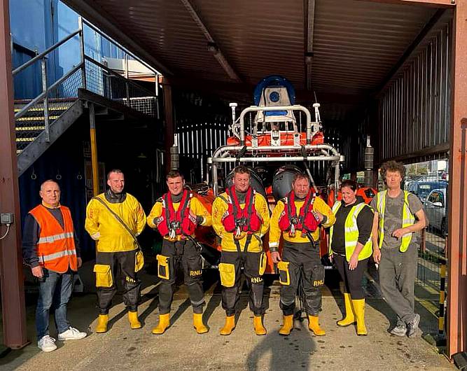 Union Hall RNLI tow 16-foot speedboat to safety Image