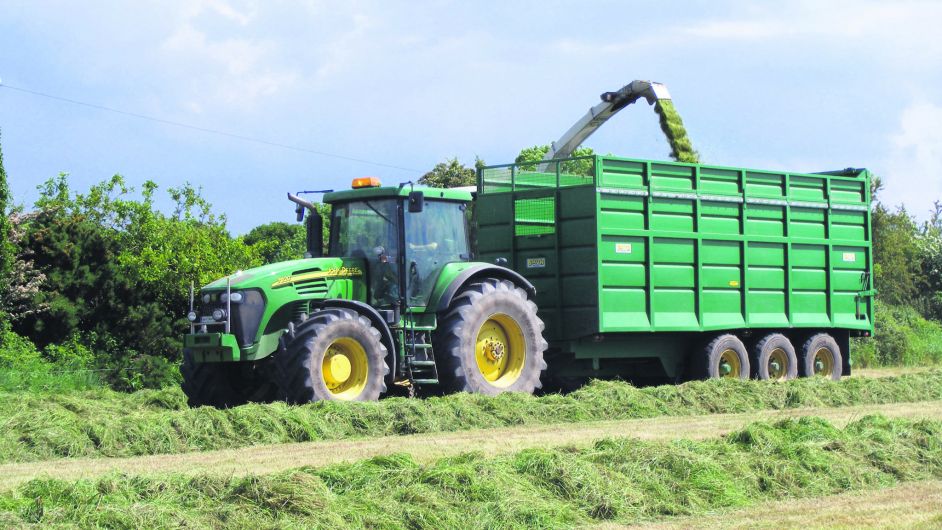 FARM CLASSICS: Beefy and domineering John Deere 7920 Image