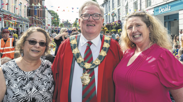 Pictured with the mayor of Clonakilty, Chris Hinchy are Cindy Bennett, Texas and Noreen Lynch, Ballingeary. (Picture: Andy Gibson)