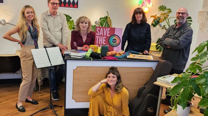 At the launch of this year’s Culture Night programme of
events in Bantry were (from left to right): Marlene Enright
of Curious Keys, Denis Murphy of Bantry Library, Clodagh
Whelan of West Cork Music, Tara Kennedy and Mark
Wickham of Work Shop with Grace Austin of Pacie Grews
Macramé Designs seated in front. (Photo: Anne Minihane)