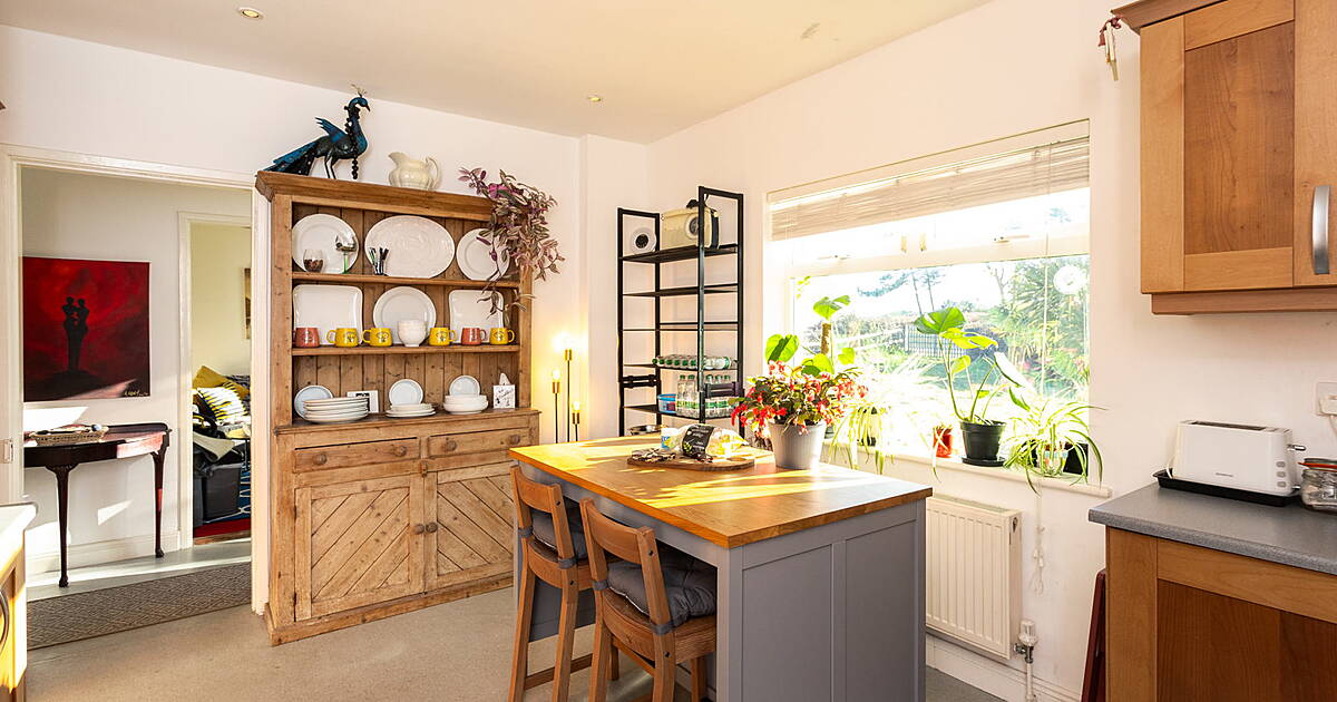HOUSE OF THE WEEK: Beach cottage in Castlefreke on the market for €325,000 - Vimarsana News