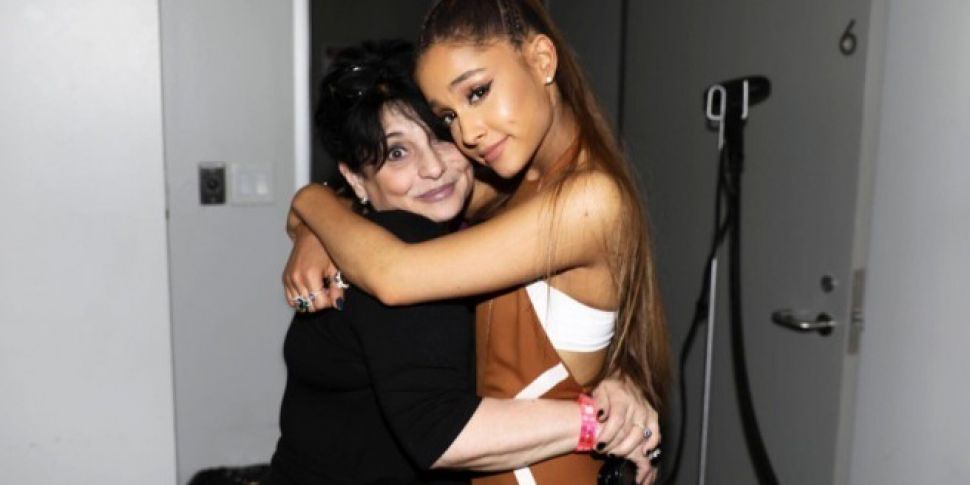 Ariana Grande's Mum Helps...