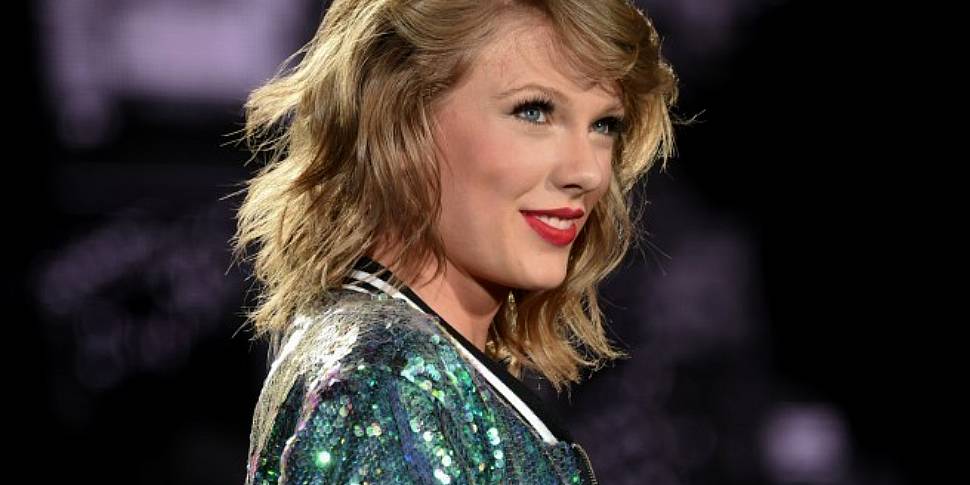 Taylor Swift Films New Video In London Kebab Shop Spin1038