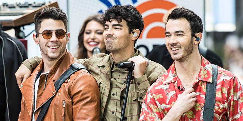 Jonas Brothers Announce They'r...