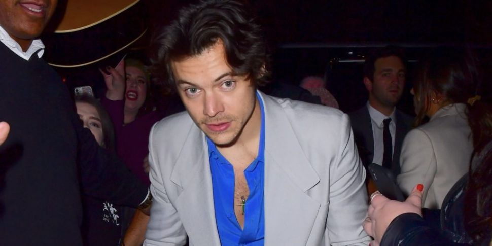 WATCH: Harry Styles Throws Sha...