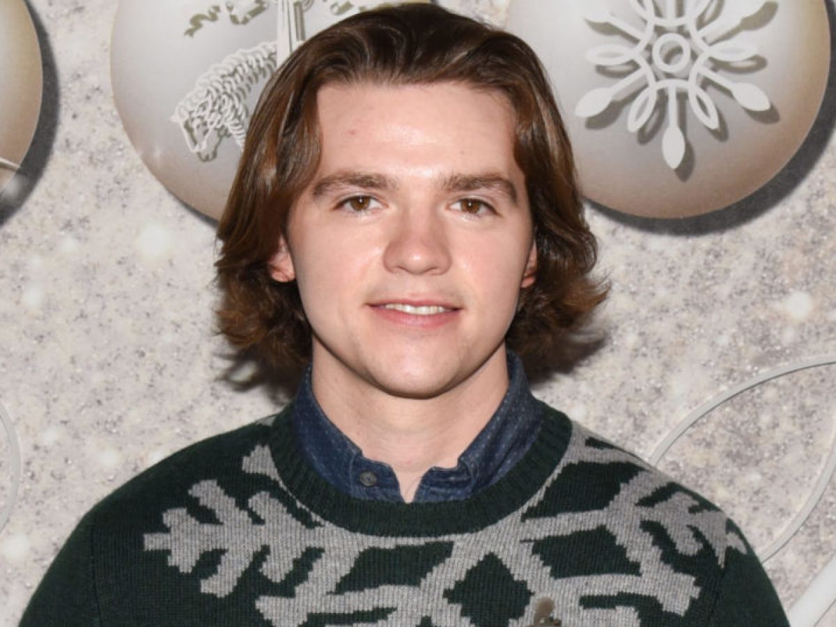 The Kissing Booth S Joel Courtney Announces His Engagement Spin1038