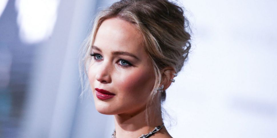 Jennifer Lawrence Joins Twitte...