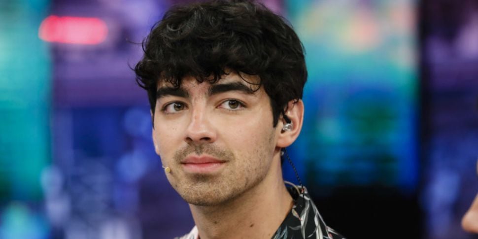 look joe jonas surprises fans as he debuts new hot pink hairdo spin1038 joe jonas surprises fans as he debuts