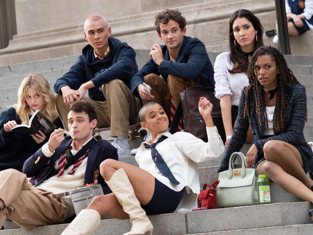 Look The Gossip Girl Reboot Cast Spotted Filming On The Met Museum S Iconic Steps Spin1038