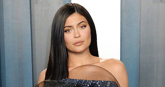 Kylie Jenner Roasted On Twitter Over The Water Pressure In Her Shower - Vimarsana News
