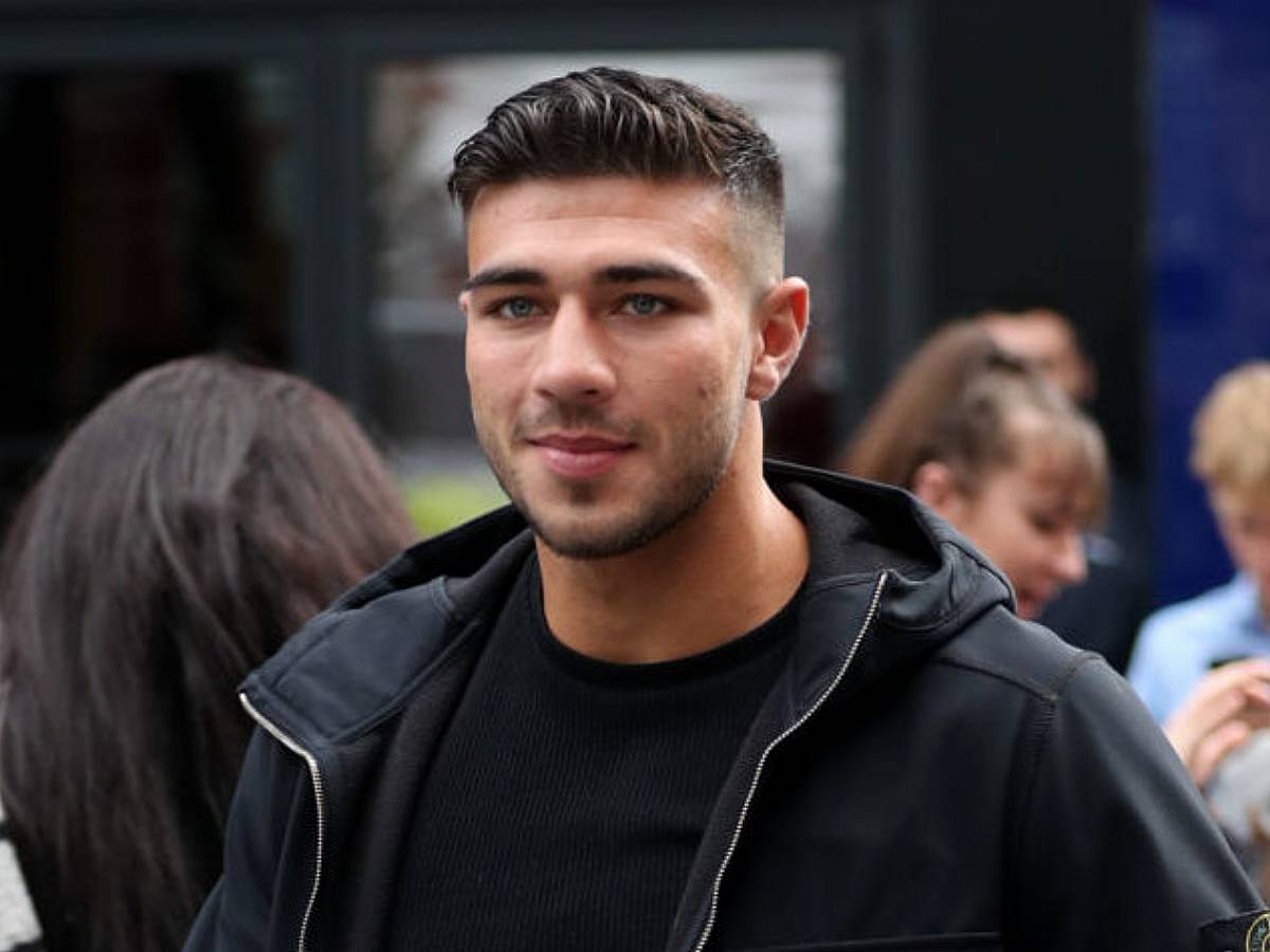 Tommy Fury Responds To Backlash For Not Wearing A Mask On A Train Spin1038