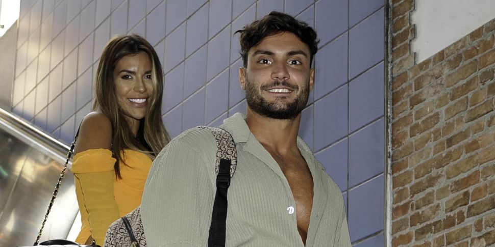 Love Island's Davide Turns Dow...