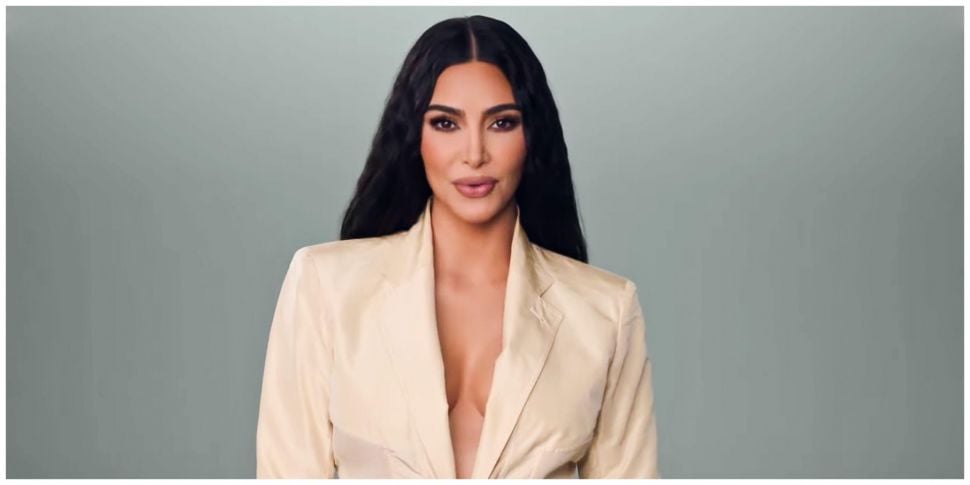 https://img.resized.co/spin1038/eyJkYXRhIjoie1widXJsXCI6XCJodHRwczpcXFwvXFxcL21lZGlhLnJhZGlvY21zLm5ldFxcXC91cGxvYWRzXFxcLzIwMjRcXFwvMDFcXFwvMTgxNDI2NTdcXFwvTWl4Q29sbGFnZS0xOC1KYW4tMjAyNC0wMi0yNi1QTS02NTQuanBnXCIsXCJ3aWR0aFwiOjk3MCxcImhlaWdodFwiOjQ4NSxcImRlZmF1bHRcIjpcImh0dHBzOlxcXC9cXFwvd3d3LnNwaW4xMDM4LmNvbVxcXC9pbWFnZXNcXFwvbm8taW1hZ2UucG5nXCIsXCJvcHRpb25zXCI6W119IiwiaGFzaCI6ImM0MmJmY2MwZGY5MDdhMzYwYzUxMTNlM2VhZDliMGFhYWI2NTNmM2QifQ==/kim-kardashian-revealed-she-s-launching-new-makeup-for-her-brand.jpg