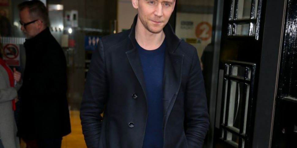 Tom Hiddleston Shuts Down Inte...