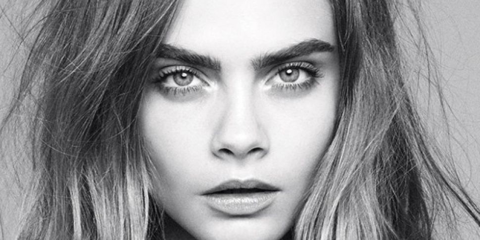 Cara Delevingne announces she&...